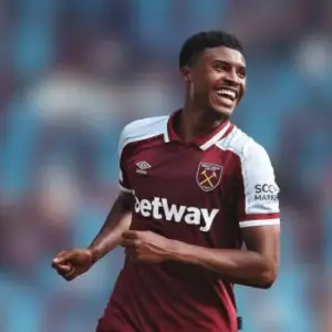 Вест Хэм Юнайтед одержал победу над Тоттенхэмом в 22-м туре АПЛ. Итог матча 1-2