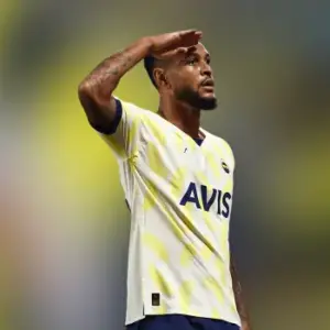 Фенербахче одержал победу над Трабзонспором в 22-м туре Турецкой футбольной Суперлиги. Итог матча 2-3