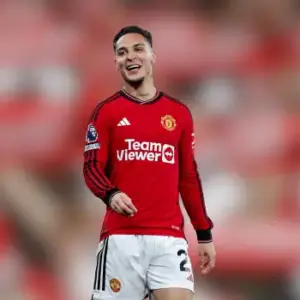 Манчестер Юнайтед одержал победу над Кристал Пэласом в 28-м туре АПЛ. Итог матча 2-1