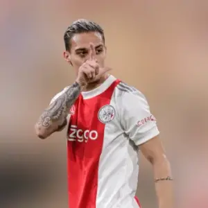 Аякс одержал победу над Бредой в 31-м туре Эредивизи. Итог матча 0-2